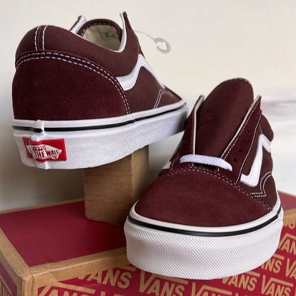 Vans Men’s Old Skool
Color Theory Bitter Chocolate
VN0005UF7YO
Sneakers - Picture 7 of 16